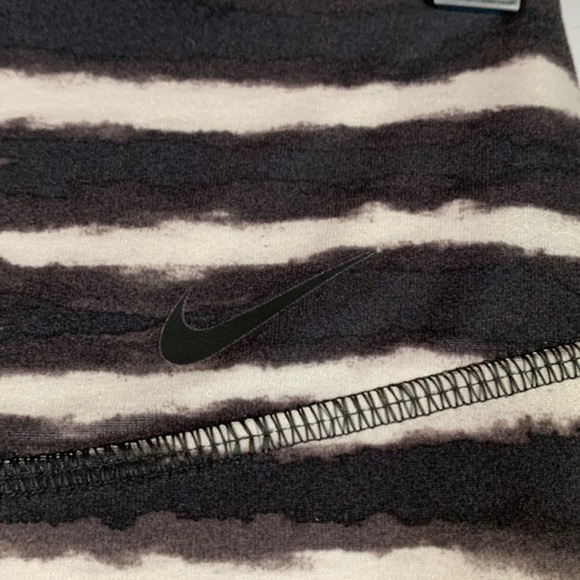 Nike Dri-Fit Black & White Zebra Striped Athletic Cropped Leggings Capris - Picture 3 of 7